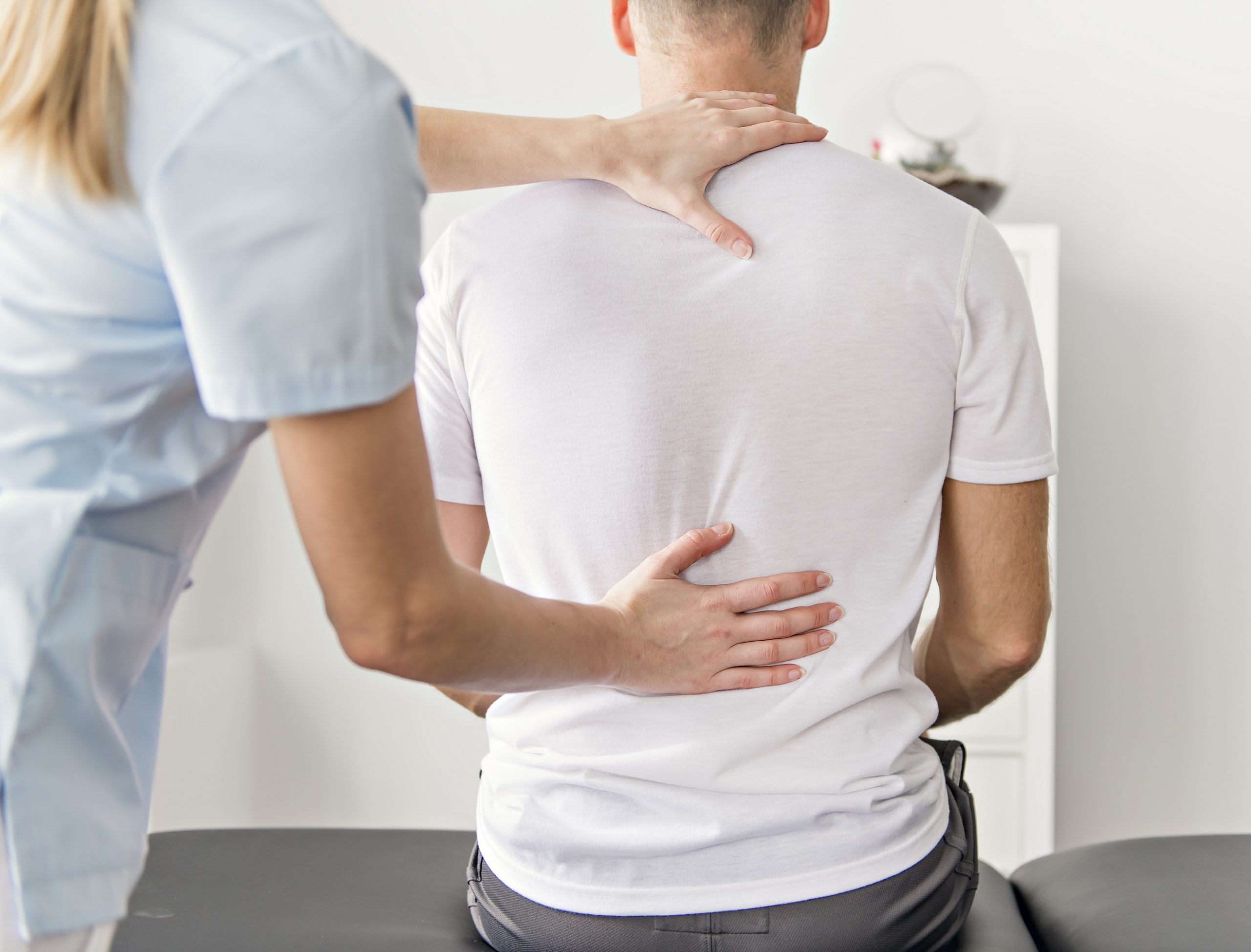 Fyzioterapeutka kontroluje chrbticu pacientovi
