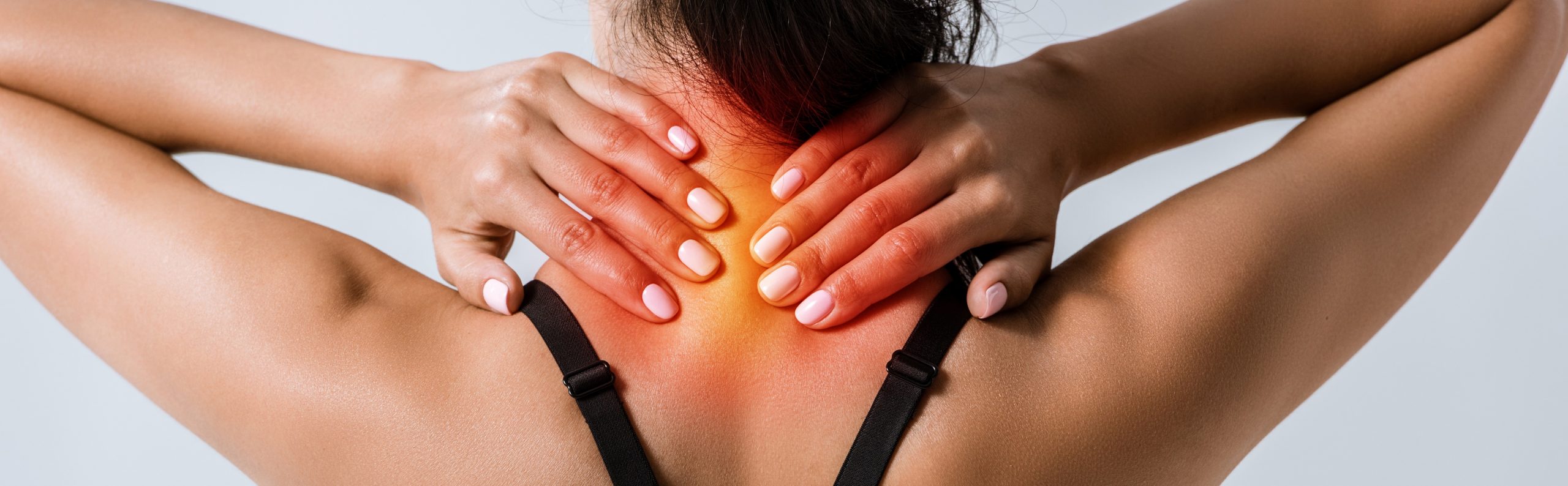 záber na ženskú krčnú chrbticu, ktorá trpí bolesťami